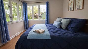 3 bedrooms, desk, iron/ironing board, travel crib