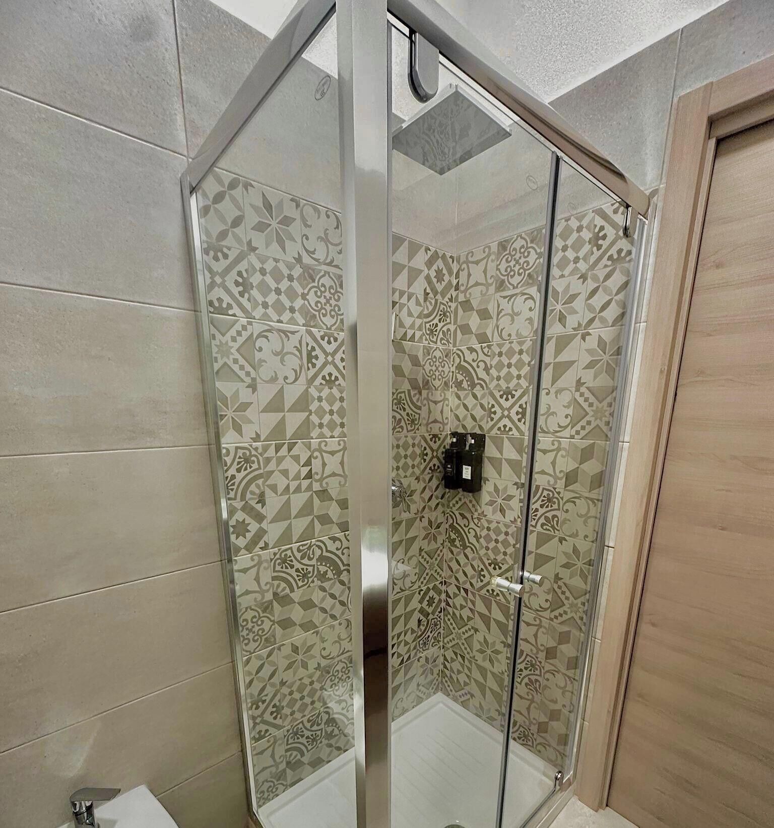 Doccia, asciugacapelli, bidet, asciugamani