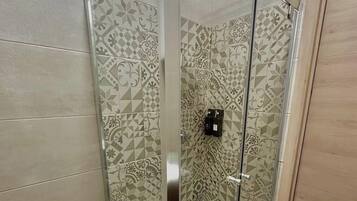 Doccia, asciugacapelli, bidet, asciugamani