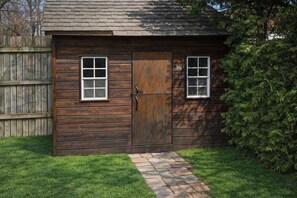Exterior detail - Travelers Retreat/King Beds/Game Room/Play House (Joliet)