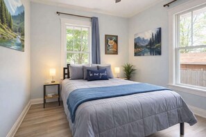 Room - Travelers Retreat/King Beds/Game Room/Play House (Joliet)