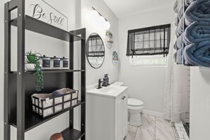Bathroom - Stylish Luxe Home  8 Mins to Downtown! (Dallas)