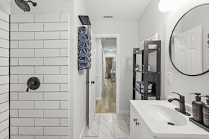 Een douche, een haardroger, handdoeken, zeep