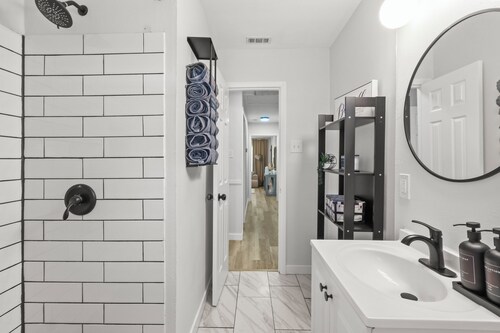 Stylish Luxe Home  8 Mins to Downtown!