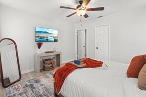 Room - Stylish Luxe Home  8 Mins to Downtown! (Dallas)