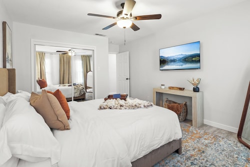 Stylish Luxe Home  8 Mins to Downtown!