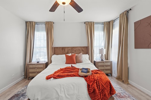 Stylish Luxe Home  8 Mins to Downtown!