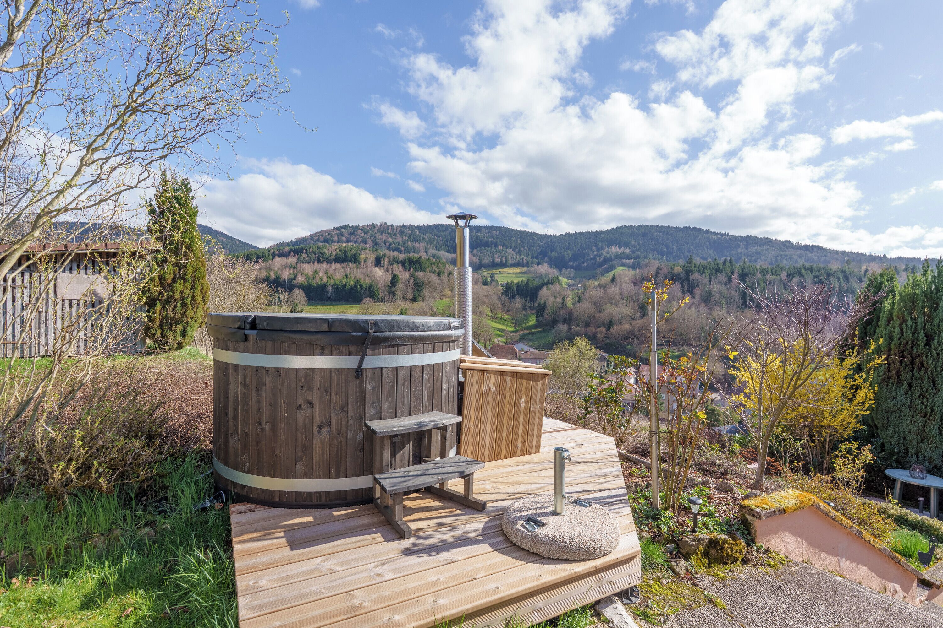 Outdoor spa tub