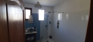 Shower, hair dryer, towels, toilet paper - Corsica. Country house between sea and mountains.Pinarello beach (Sorbo-Ocagnano)