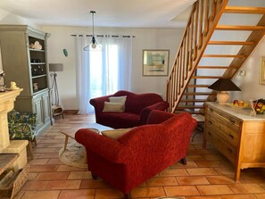 TV, fireplace - La Maison Provençale - Piscine (L'Isle-sur-la-Sorgue)