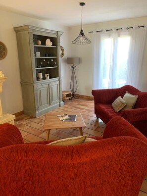TV, fireplace - La Maison Provençale - Piscine (L'Isle-sur-la-Sorgue)