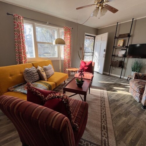 Entire 2BR Home - 15 Min to Downtown & Parks