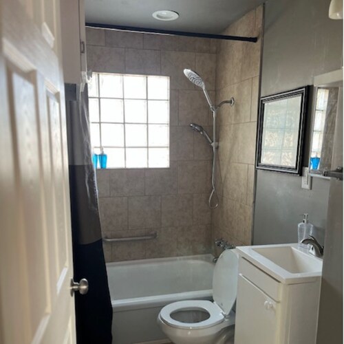 Entire 2BR Home - 15 Min to Downtown & Parks