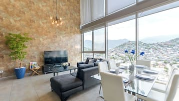 Suite Premium | Área de sala de estar | Smart TV de 60 pulgadas con canales digitales y servicios de streaming