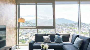 Suite Premium | Área de sala de estar | Smart TV de 60 pulgadas con canales digitales y servicios de streaming