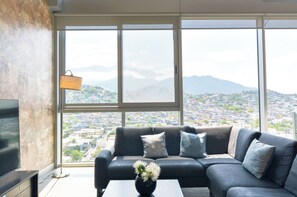 Premium Suite | Living area | 60-inch Smart TV with digital channels, streaming services - Micrópolis (Monterrey)
