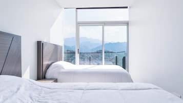 Suite junior | Decoración personalizada y espacio para trabajar con laptop