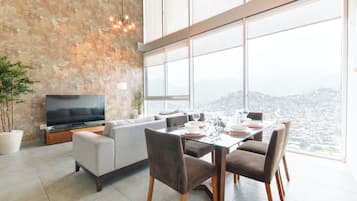Luxury Suite | Dining room
