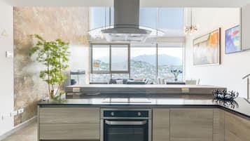 Suite Premium | Cocina privada | Refrigerador con congelador, microondas, horno y licuadora