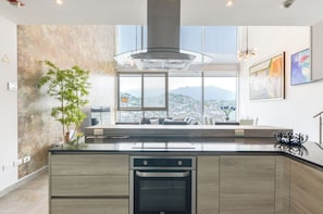 Suite Premium | Cocina privada | Refrigerador con congelador, microondas, horno y licuadora 
