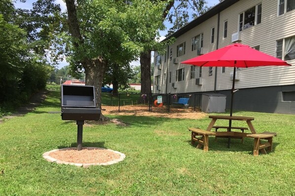 Outdoor dining - Lux 2 Min To Methodist Medical & AK Bissel Park (Oak Ridge)