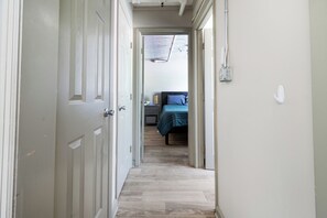 1 habitación, tabla de planchar con plancha, wifi gratis y ropa de cama