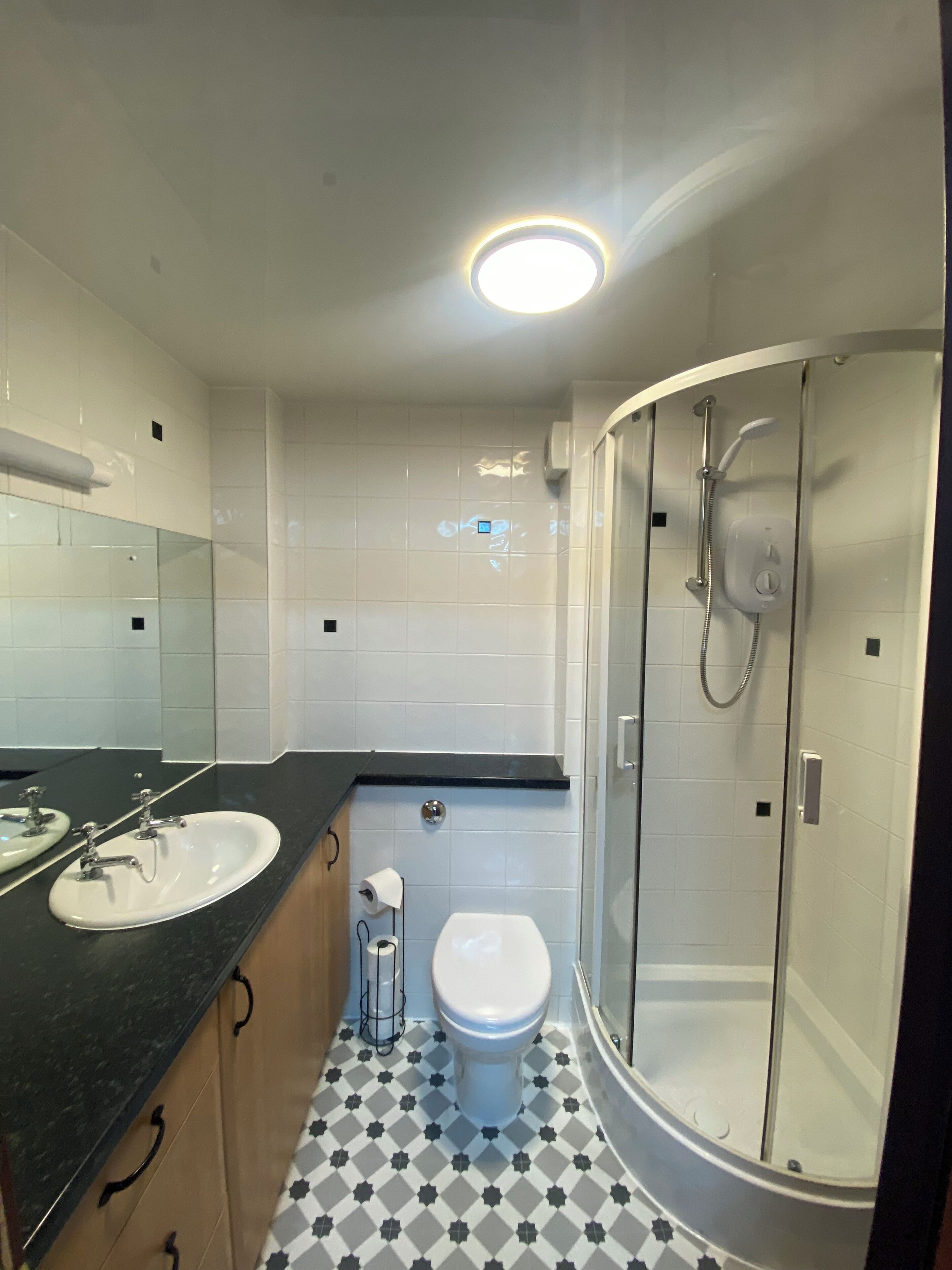 Douche, séchoir à cheveux, serviettes fournies, papier de toilette
