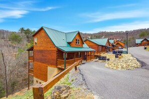 Exterior - Large 5BR Cabin • Hot Tub • Near Parkway (Pigeon Forge)