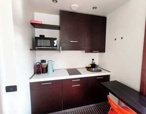 Private kitchen - Sunny Milan Duomo Studio | Big Exclusive Terrace, A/C, WiFi, Subway M1 and M2 (Milano)