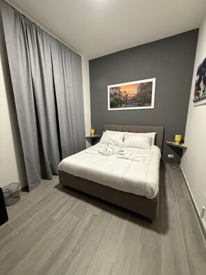 Iron/ironing board, WiFi, bed sheets - Deluxe Double Room with Shower (Catania)
