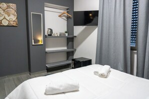 Iron/ironing board, WiFi, bed sheets - Deluxe Double Room with Shower (Catania)
