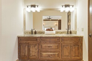 Interior - Palm Oasis · Pickleball · Pool · Beach · 24/7 Private Concierge (El Pescadero)