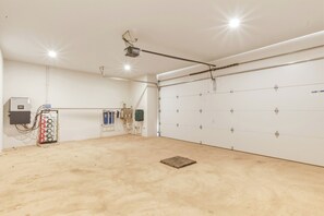 Interior - Palm Oasis · Pickleball · Pool · Beach · 24/7 Private Concierge (El Pescadero)