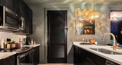 Neo 206 ~ 1 Mile to Downtown / Broadway ~ 4 Beds ~ Gym ~ Outdoor Space ~ Open Parking Lot