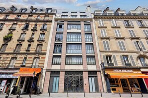 A row of buildings with a mix of architectural styles, including a modern glass facade and traditional brick facades. - Bright & Comfortable 2BR near Le Marais - Paris 11 (Paris)