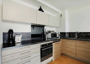 Fridge, microwave, oven, stovetop - Bright & Comfortable 2BR near Le Marais - Paris 11 (Paris)