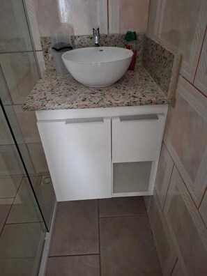 Douche, serviettes fournies, savon, papier toilette