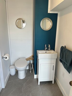 Bathroom - Beach Bunkie Glamping in Port Dover (Port Dover)