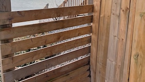 Une structure en bois avec un panneau indiquant qu’il est possible de se déshabiller à partir de cet endroit.