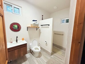 Een douche, een haardroger, handdoeken, zeep
