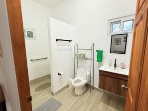 Shower, hair dryer, towels, soap - Modern 2 Bedroom Scenic Retreat w/ Pool and Fitness Studio (Paraiso)