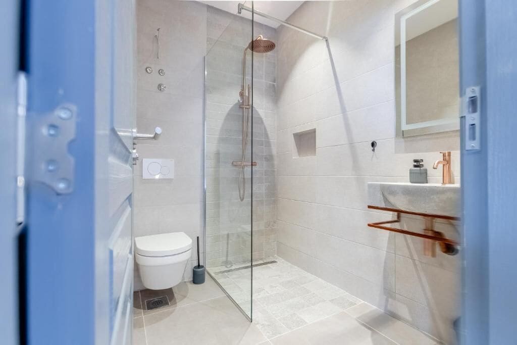 Een douche, een haardroger, pantoffels, handdoeken