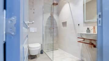 Een douche, een haardroger, pantoffels, handdoeken