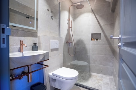 Dusche, Haartrockner, Hausschuhe, Handtücher. River Bridge Hotel