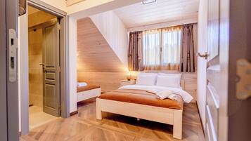 Kamar Triple Klasik, pemandangan bukit | Setrika/meja setrika dan Wi-Fi gratis