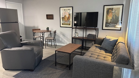 TV. EC Taylor Coach House. Cozy 1-bedroom coach house in lovely New Carlisle,Indiana