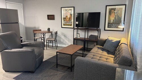 EC Taylor Coach House. Cozy 1-bedroom coach house in lovely New Carlisle,Indiana