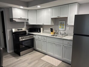 Private kitchen - EC Taylor Coach House. Cozy 1-bedroom coach house in lovely New Carlisle,Indiana (New Carlisle)