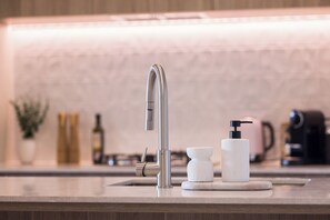 Private kitchen - Stylish Retreat, Sunset Rooftop Pool, Stunning Views, Gym, Walk to Gabba (East Brisbane)