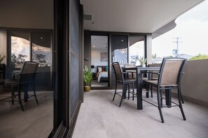 Interior - Stylish Retreat-style Apt, Sunset Rooftop Pool, Gym, Free carpark, Walk to Gabba (East Brisbane)